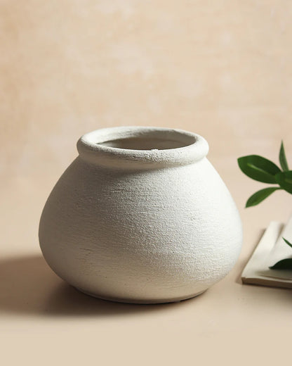 Smooth Finish Ceramic Vase for Clean Aesthetic Looks