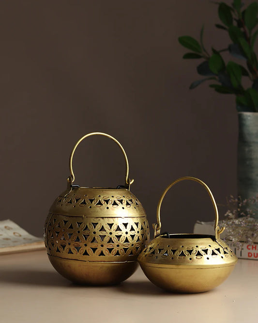 Metal Tealight Candle Holder for Home Decoration and Living Room Accent